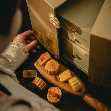 Load image into Gallery viewer, Enjoy 5% off The Oriental Luxury Box with Limited-Edition Gift Set when picking up at Mandarin Oriental, Bangkok