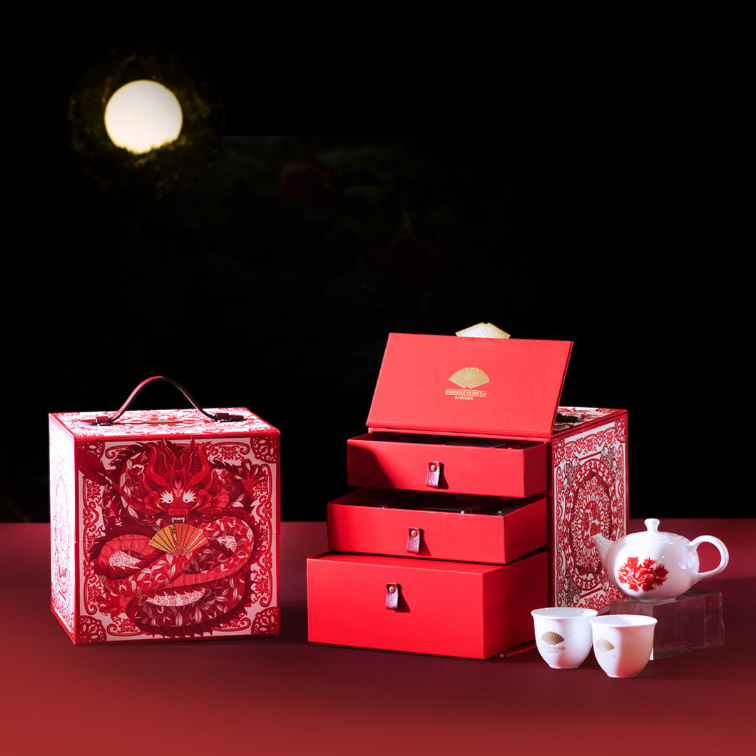 The Oriental Luxury Box with a Teapot and Two Cups